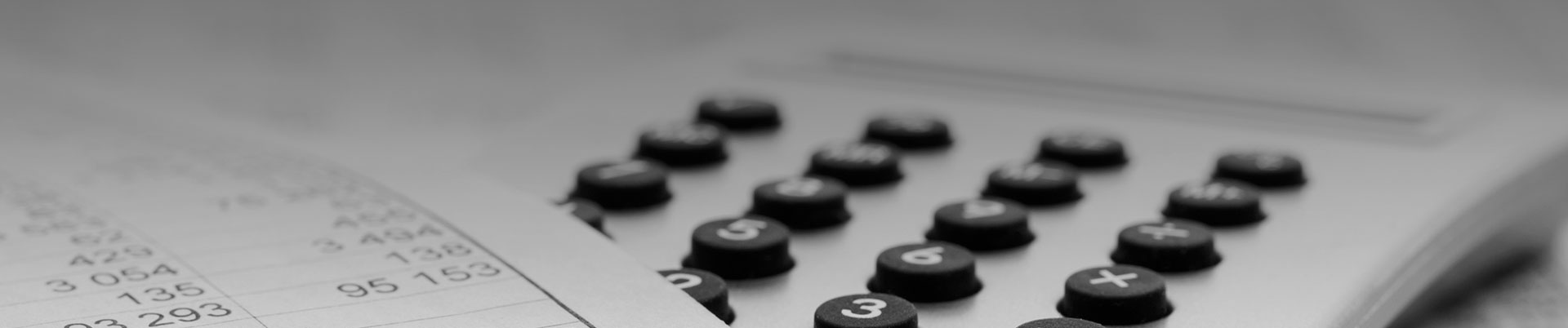 Se muestra un teléfono convencional  y un documento con números